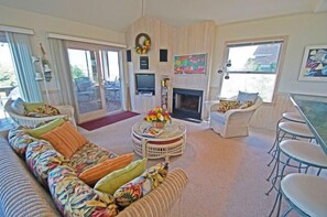 TV, fireplace, DVD player, books - WH1020- Saltwater Pool! With 4 BRs (Two Masters) Hot Tub and Ship's Watch! (Corolla)