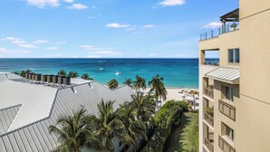 Ein Hochhaus-Hotel mit Blick auf den Ozean und den Strand.