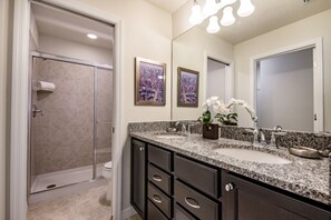 Sèche-cheveux, serviettes fournies
