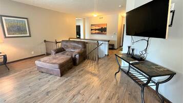 Fernseher, Kamin, Tischtennisplatte