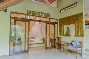 3 عدّة غرف نوم وخزنة داخل الغرفة ومكتب ومكواة/لوح كي