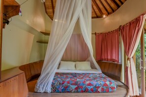 3 bedrooms, in-room safe, desk, iron/ironing board - Cozy Villa In Seminyak : short walk to beach and crowds, unique design, peaceful (Badung)