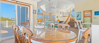 Dyrevennlig Corolla Hjem med svømmebasseng, boblebad og utsikt over vannet! 