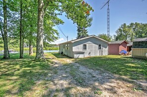 Exterior - 2 Mi to Boat Ramp! Family Cabin on Long Lake (Hale)