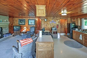 Fridge, microwave, stovetop, toaster - 2 Mi to Boat Ramp! Family Cabin on Long Lake (Hale)