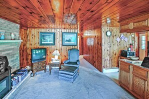 TV, DVD player, stereo - 2 Mi to Boat Ramp! Family Cabin on Long Lake (Hale)