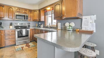 Fridge, microwave, stovetop, dishwasher