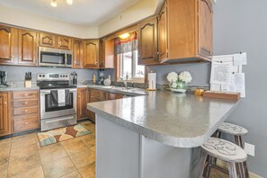 Fridge, microwave, stovetop, dishwasher