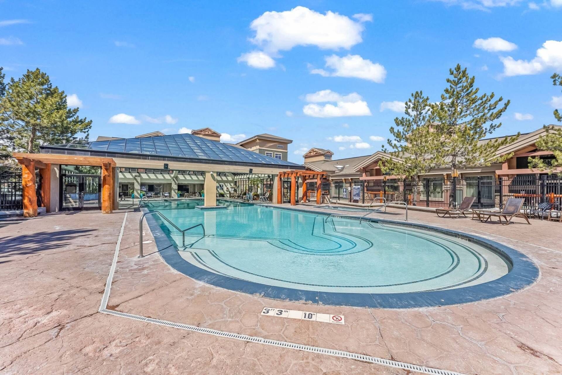 Innendørsbasseng og utendørsbasseng