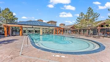 Innendørsbasseng og utendørsbasseng