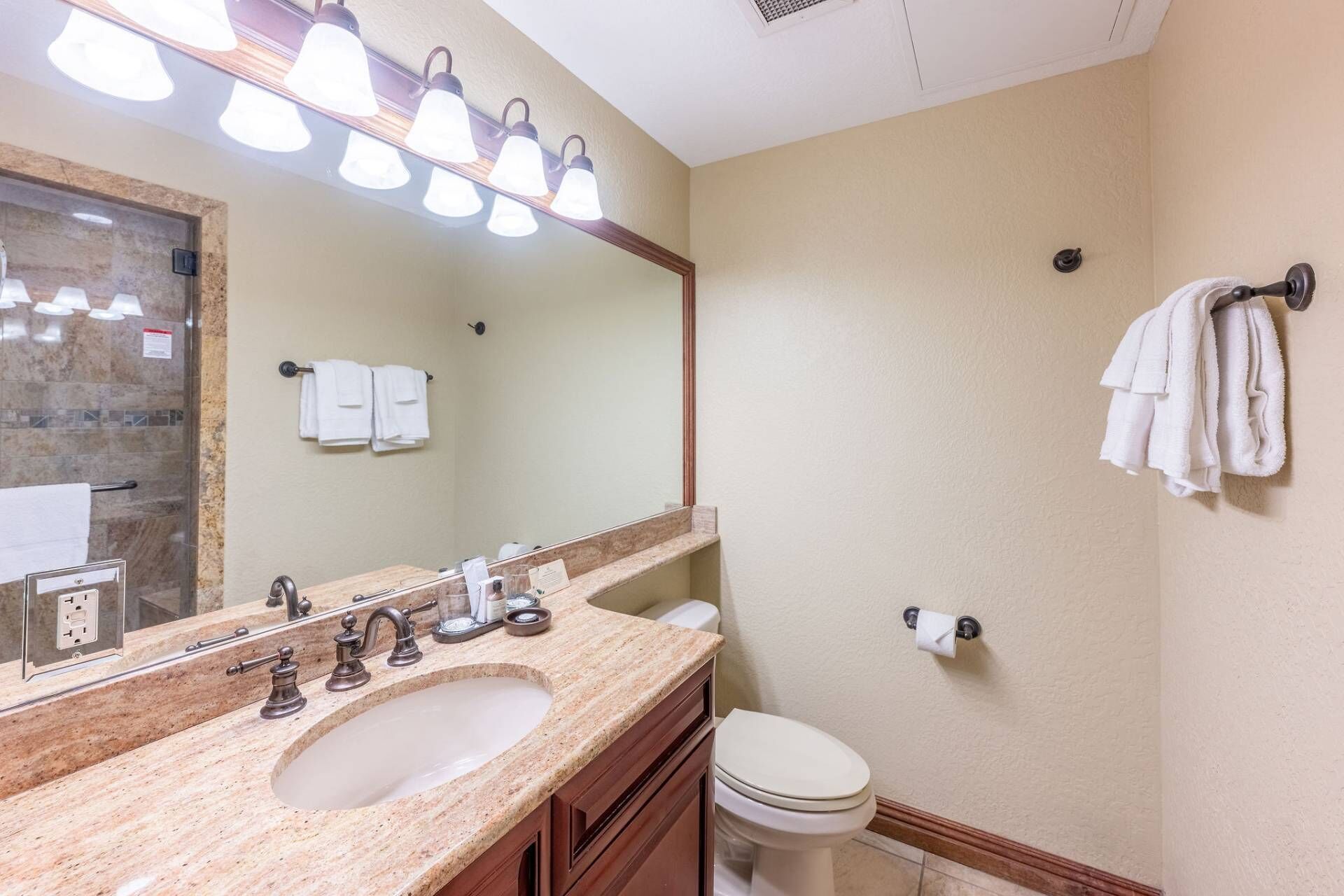 淋浴/盆浴组合、吹风机、毛巾、肥皂