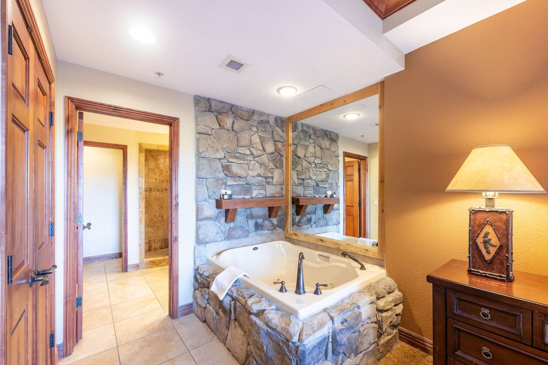 淋浴/盆浴组合、吹风机、毛巾、肥皂