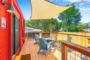 Una terraza con asientos al aire libre, una mesa y sillas.