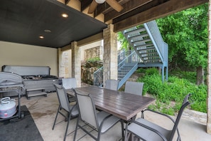 Downstairs outdoor dining table - Rio Cantando I Blanco River, Pool, Hot Tub, Game Room (Wimberley)