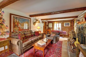 TV, video games, Netflix, DVD player - Award-Winning Log Cabin, Top 5 in New England! (Londonderry)