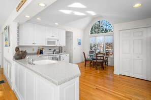 Fridge, microwave, oven, stovetop - Lake front, Near Beach, AC, WiFi, Pet Friendly near Bike Path (Chatham)