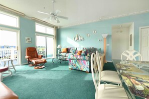 Een televisie en een open haard