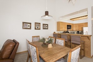 Dining - Slope-Side Ski Run Condo: Walk to Lifts, Indoor Pool, Hot Tub, Sauna and Stunning Mountain Views (Keystone)