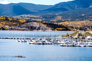 Marina - Slope-Side Ski Run Condo: Walk to Lifts, Indoor Pool, Hot Tub, Sauna and Stunning Mountain Views (Keystone)