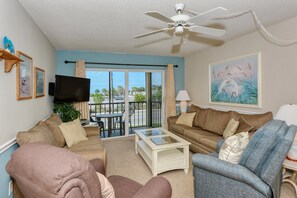 Tv, bordtennisbord, bøger