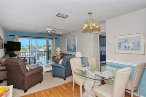 Tv, bordtennisbord, bøger