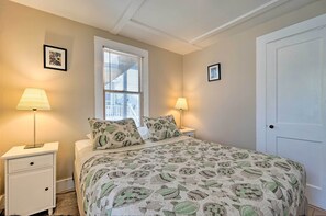 2 bedrooms, iron/ironing board, Internet, bed sheets - Walk to Commercial Street! Water-View Retreat (Provincetown)
