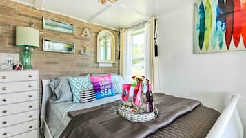 2 bedrooms, iron/ironing board, internet, bed sheets