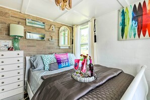 2 bedrooms, iron/ironing board, Internet, bed sheets - Oceanfront White Stone Cottage w/ Private Beach! (White Stone)
