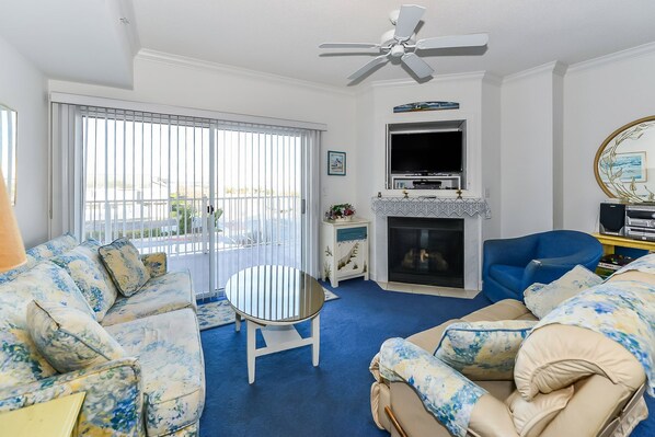 Smart TV, fireplace, DVD player - Delightful 3-bedroom luxury condo with WiFi and and outdoor pool located uptown on the bayside and just a few blocks from the beach! (Ocean City)
