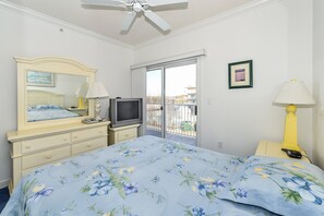 3 bedrooms, iron/ironing board, WiFi, bed sheets - Delightful 3-bedroom luxury condo with WiFi and and outdoor pool located uptown on the bayside and just a few blocks from the beach! (Ocean City)