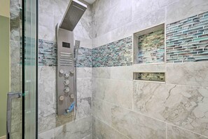 Haartrockner, Handtücher, Seife, Shampoo