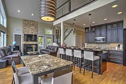 Lakeside Vanscoy Family Cottage w/ Dock & Hot Tub!