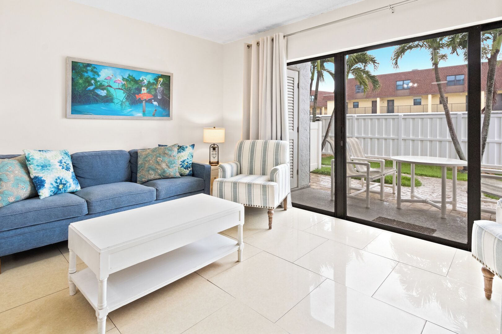 Televisio, takka, DVD-soitin, tulostin