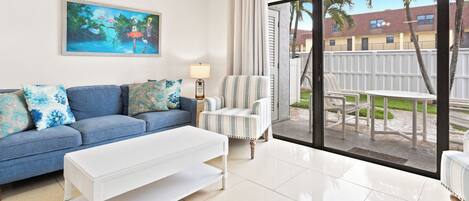 Télévision, cheminée, lecteur de DVD, imprimantes