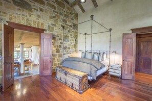 4 bedrooms, iron/ironing board, free WiFi, bed sheets - Basque-Influence Home by InvitedHome | Gourmet Kitchen, Winter Paradise, Hot Tub (Telluride)