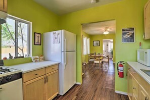 Fridge, microwave, stovetop, dishwasher - 'Rockview House' 5 Mi to Joshua Tree Nat'l Park! (Joshua Tree)
