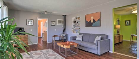 Televisión, reproductor de DVD, libros, estéreo