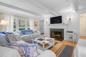 TV, lettore DVD, tavolo da calcetto, tavolo da ping pong