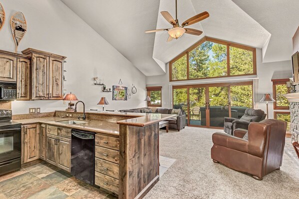 Four à micro-ondes, surface de cuisson, lave-vaisselle