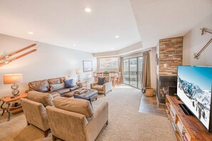 Flat-screen TV, fireplace, Netflix, DVD player - *Free Ski Rentals* Walk to Skiing, 200 Yards to Park City Mountain, Hot Tub, Fireplace, Free Parking (Park City)