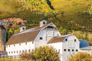 Exterior - *Free Ski Rentals* Walk to Skiing, 200 Yards to Park City Mountain, Hot Tub, Fireplace, Free Parking (Park City)