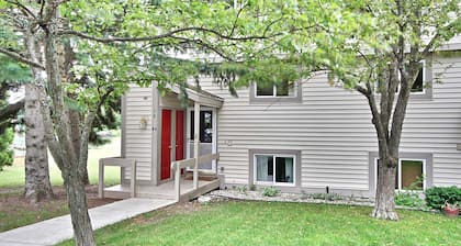 4 brm 4 bath Leelanau County. Air, Heated Pool, 5 miles to Lk Michigan Beach