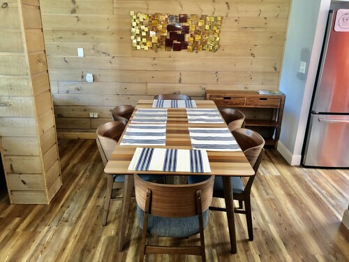 Leelanau County, 4-brm 4-bath. Air, Heated Pool, 5 mls to Lk Michigan Beach