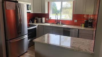 Coffee/tea maker, fridge, microwave, oven