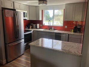 冰箱、微波炉、烤箱、炉灶