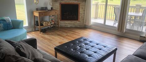 Una Smart TV, una chimenea, un reproductor de DVD