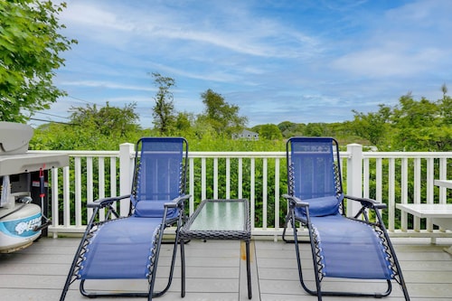 Cozy Narragansett Cottage w/ Dock & Outdoor Shower
