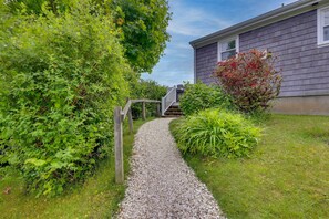 Property grounds - Cozy Narragansett Cottage w/ Dock & Outdoor Shower (Narragansett)