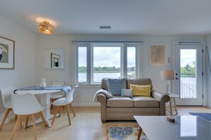 TV, music library - Cozy Narragansett Cottage w/ Dock & Outdoor Shower (Narragansett)