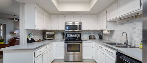 冷蔵庫、電子レンジ、オーブン、コンロ